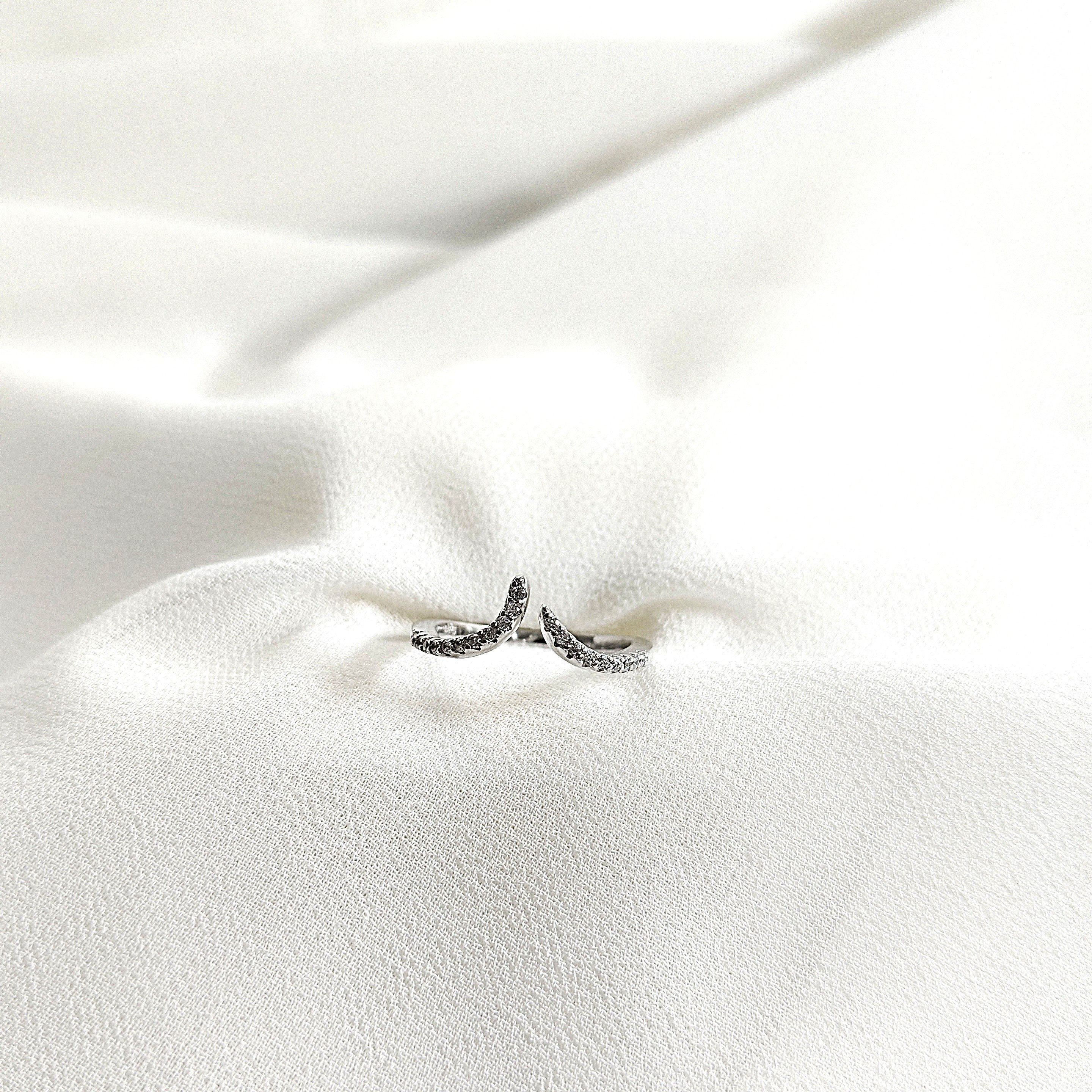 Bague en argent 925 “Lune d’Éclat” – Design ouvert serti de zircons Bague en argent 925 “Lune d’Éclat” – Design ouvert serti de zircons