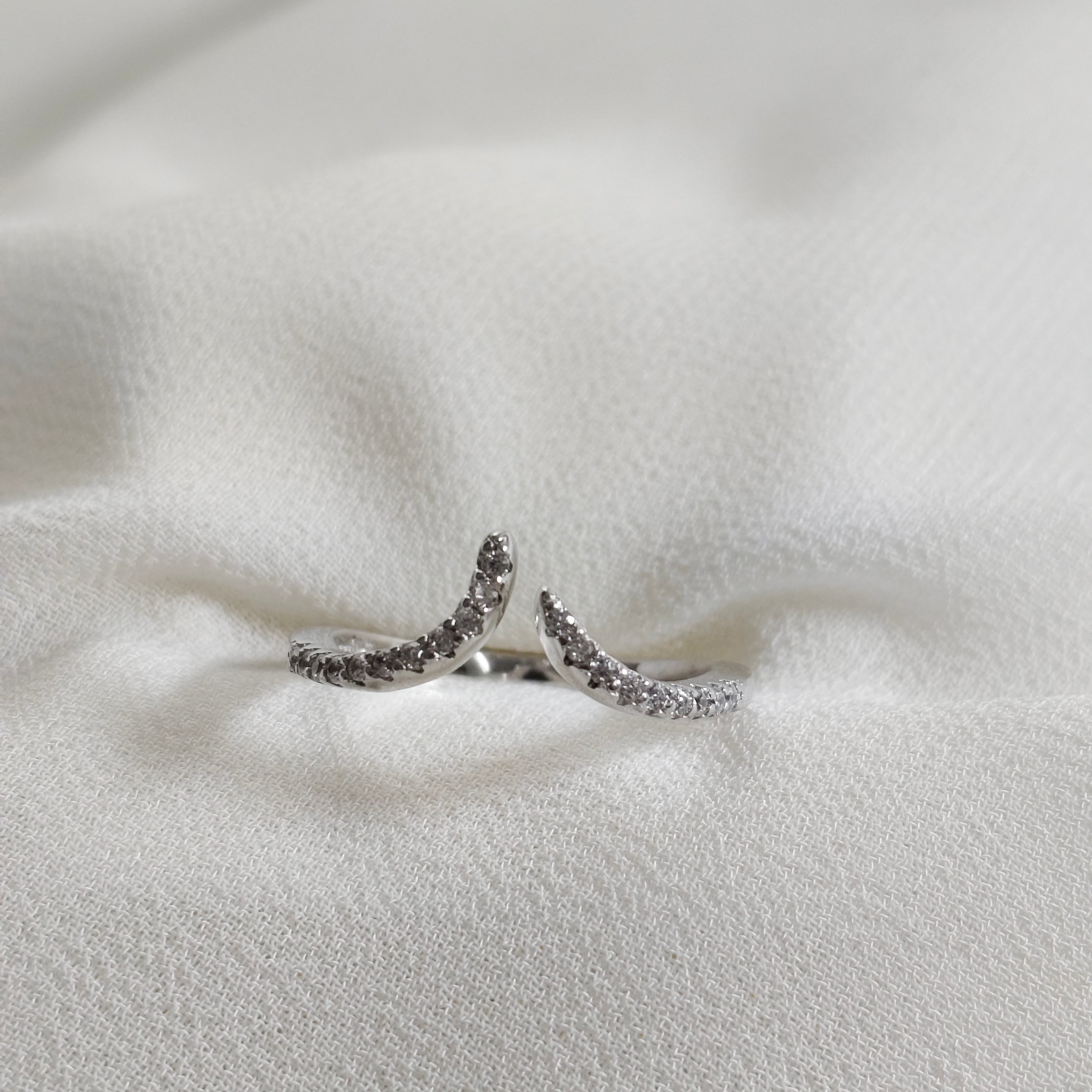 Bague en argent 925 “Lune d’Éclat” – Design ouvert serti de zircons Bague en argent 925 “Lune d’Éclat” – Design ouvert serti de zircons