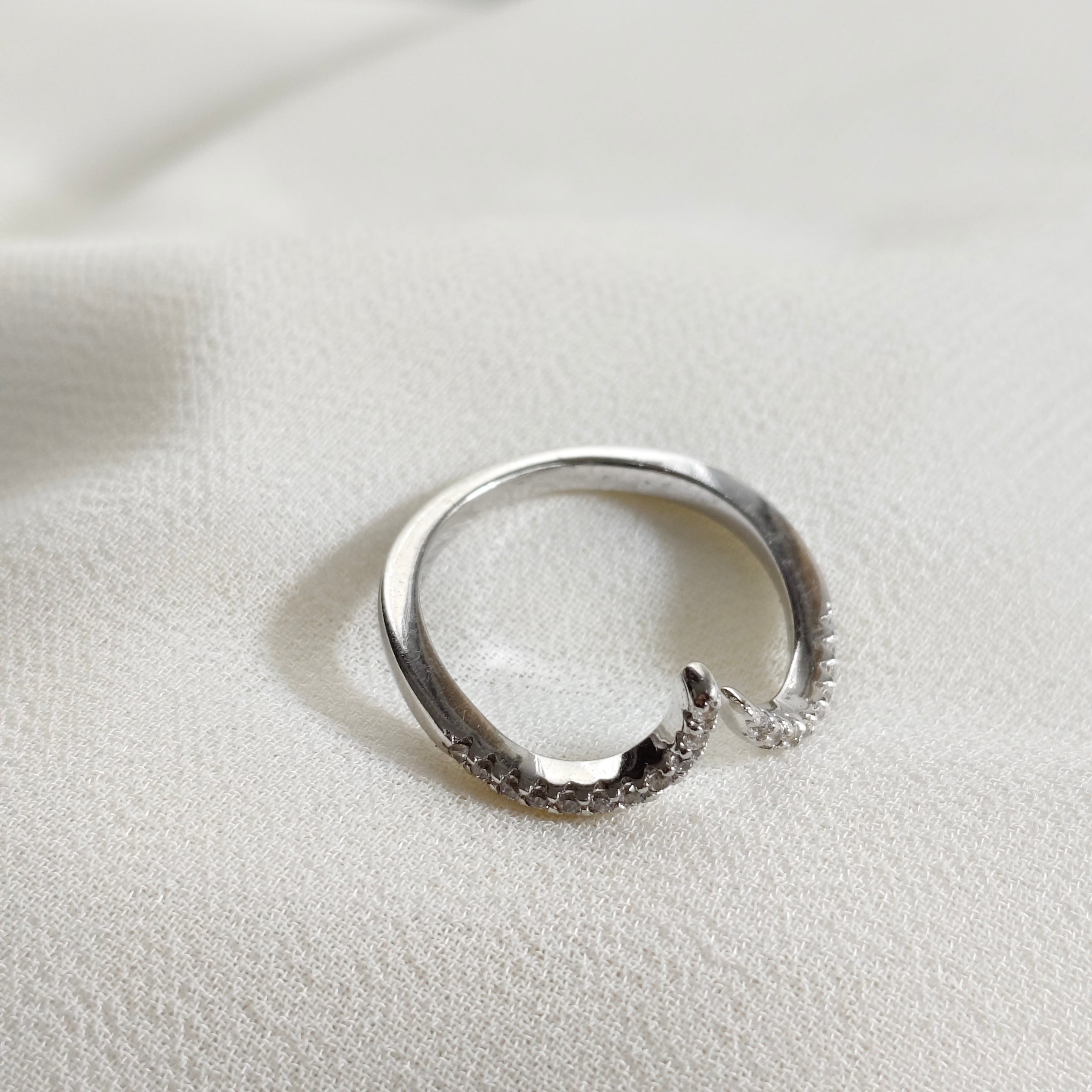 Bague en argent 925 “Lune d’Éclat” – Design ouvert serti de zircons Bague en argent 925 “Lune d’Éclat” – Design ouvert serti de zircons