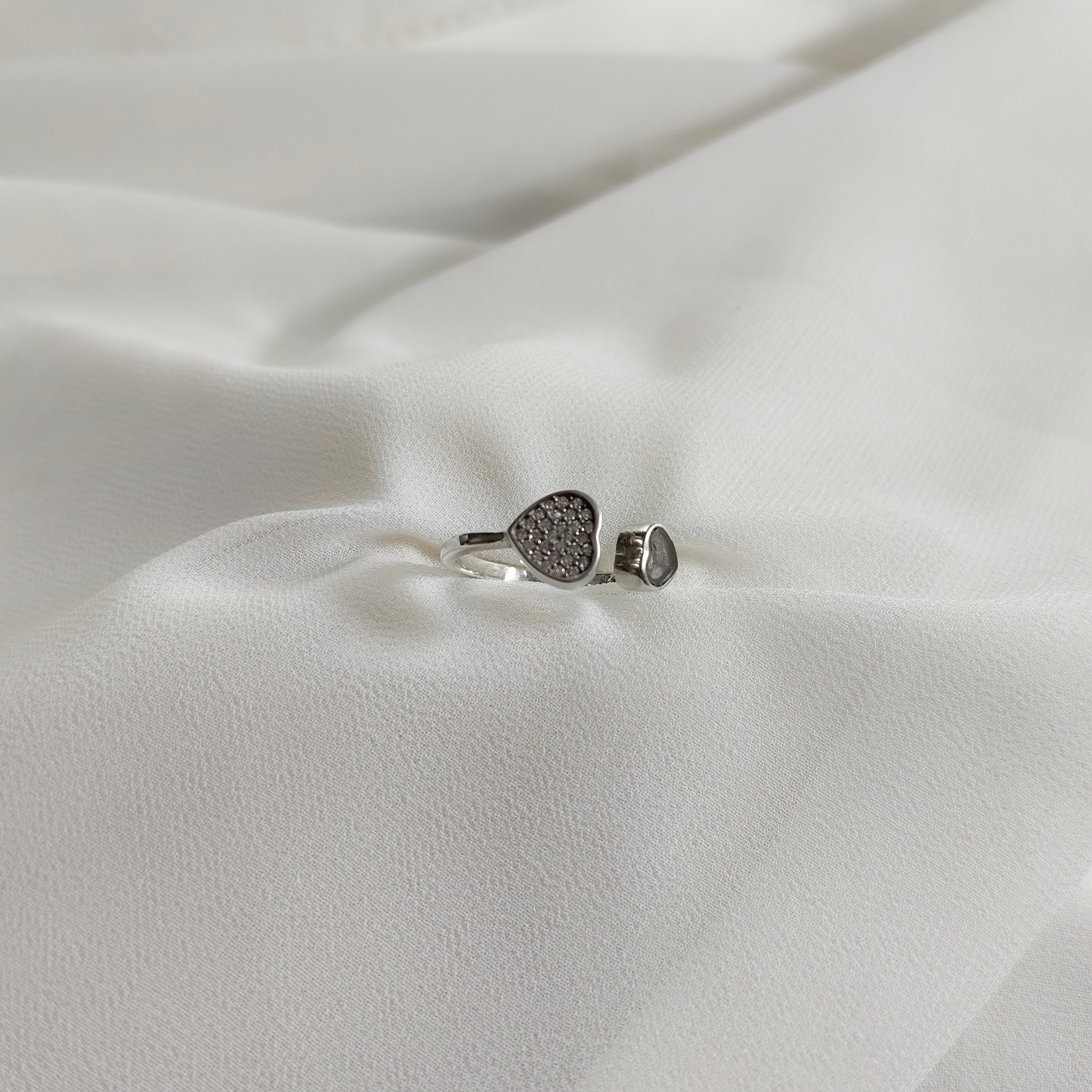 Bague en argent 925 “Duo de Cœurs” – Design ouvert serti de zircons scintillants Bague en argent 925 “Duo de Cœurs” – Design ouvert serti de zircons scintillants