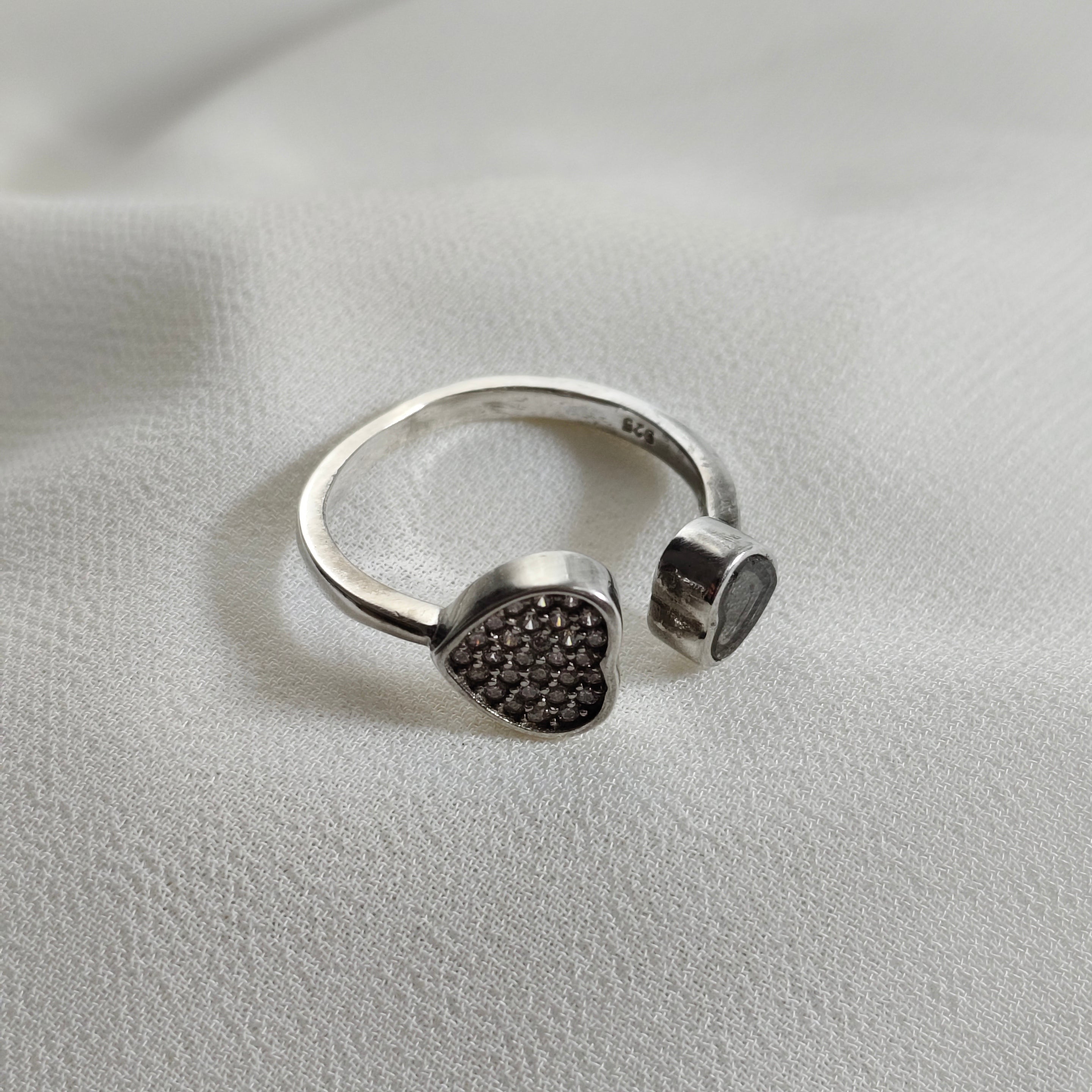 Bague en argent 925 “Duo de Cœurs” – Design ouvert serti de zircons scintillants Bague en argent 925 “Duo de Cœurs” – Design ouvert serti de zircons scintillants