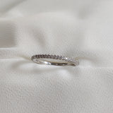 Bague en argent 925 “Élégance Pure” – Anneau fin serti de zircons étincelants Bague en argent 925 “Élégance Pure” – Anneau fin serti de zircons étincelants