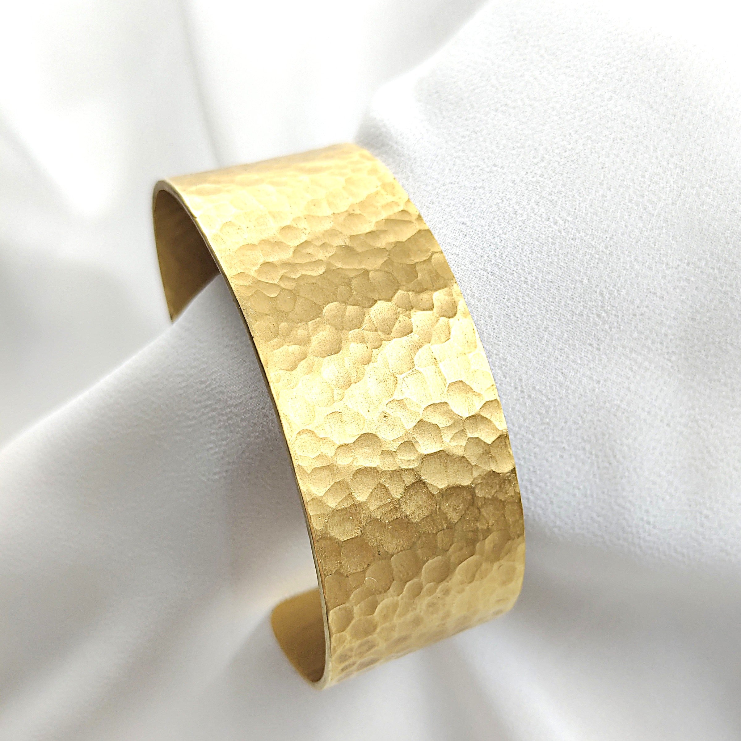 Bracelet martelé en plaqué or – Garantie 10 ans Bracelet martelé en plaqué or – Garantie 10 ans