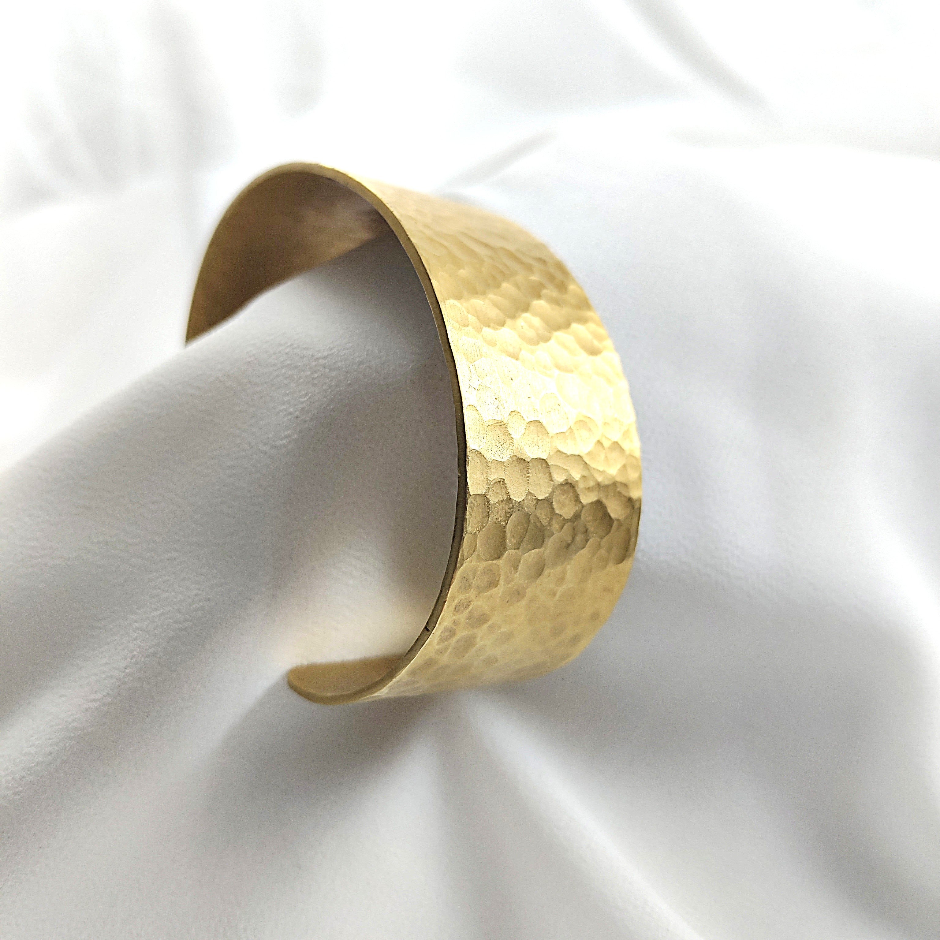 Bracelet martelé en plaqué or – Garantie 10 ans Bracelet martelé en plaqué or – Garantie 10 ans