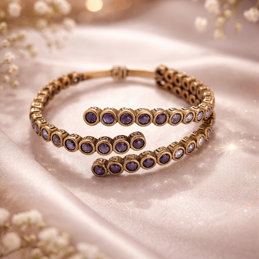 Sublimez votre poignet avec ce bracelet antique en bronze et argent, une création raffinée qui incarne l’élégance intemporelle et le charme des bijoux d’inspiration ancienne. Orné de pierres rondes aux nuances violettes profondes et cristallines, ce bijou capte la lumière avec délicatesse et apporte une touche royale à chaque tenue.
Le contraste harmonieux entre le bronze antique et l’argent met en valeur le sertissage minutieux des pierres, disposées avec équilibre pour un rendu à la fois sophistiqué et a