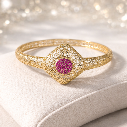 Bracelet en acier doré ajouré avec pavage rose – Élégance florale