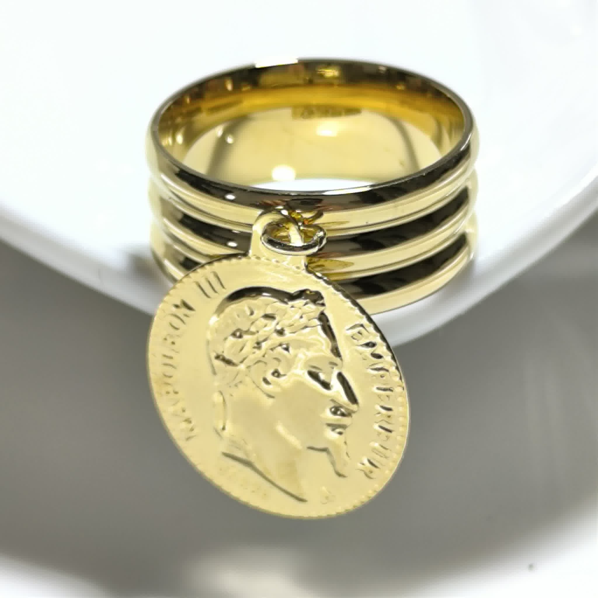 Bague Acier Impériale Médaille Dorée – Style Vintage Chic
