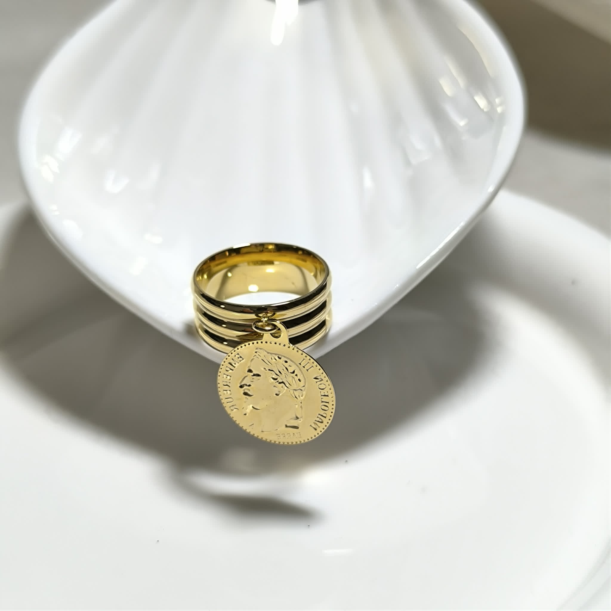 Bague Acier Impériale Médaille Dorée – Style Vintage Chic