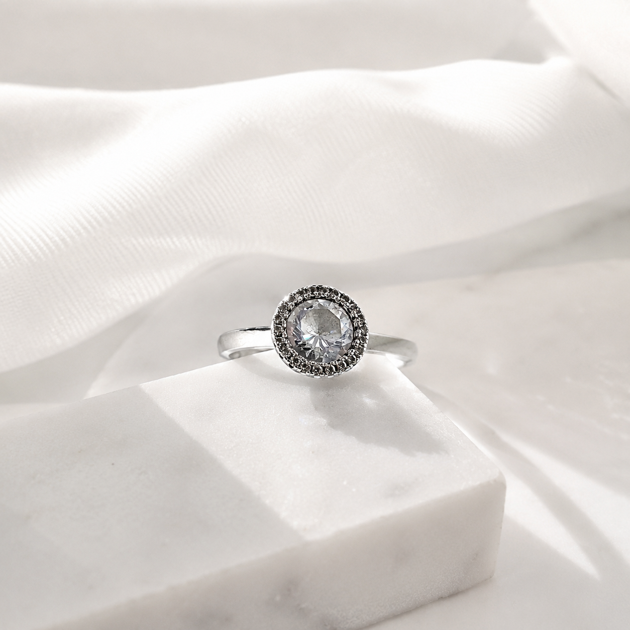 Bague en argent 925 “Cercle d’Éclat” – Élégance intemporelle sertie de zircons