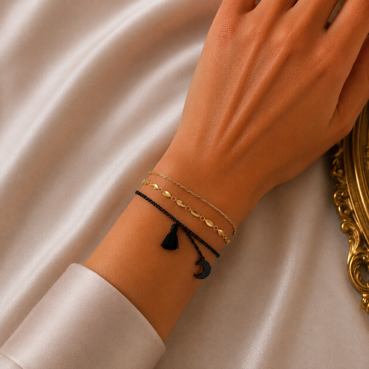 Bracelet Multicouches Lune & Pompon Noir – Élégance Bohème