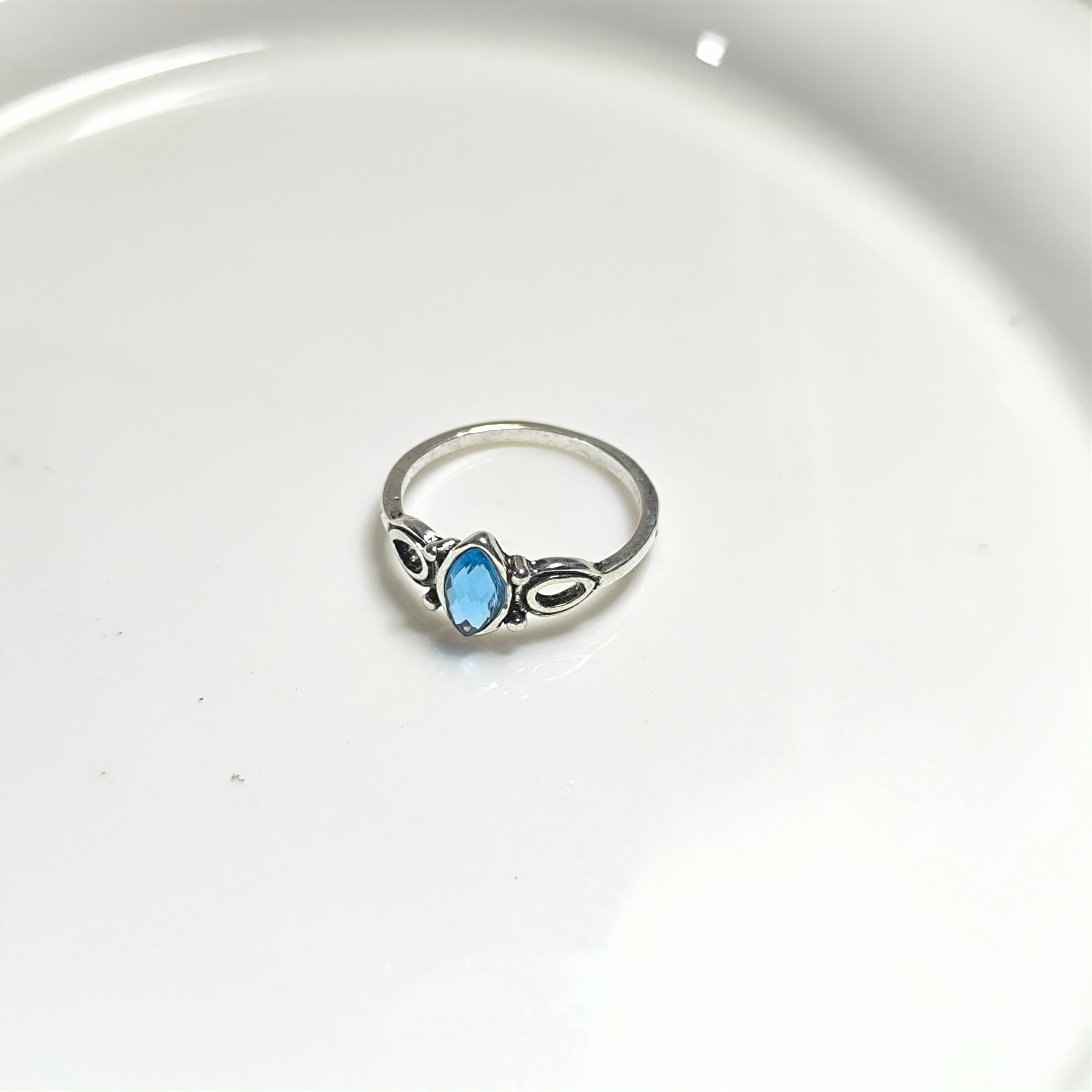 Bague Élégance Bleue – Pierre Cristal Raffinée