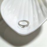 Bague Fine en Argent avec Cristaux – Élégance Minimaliste