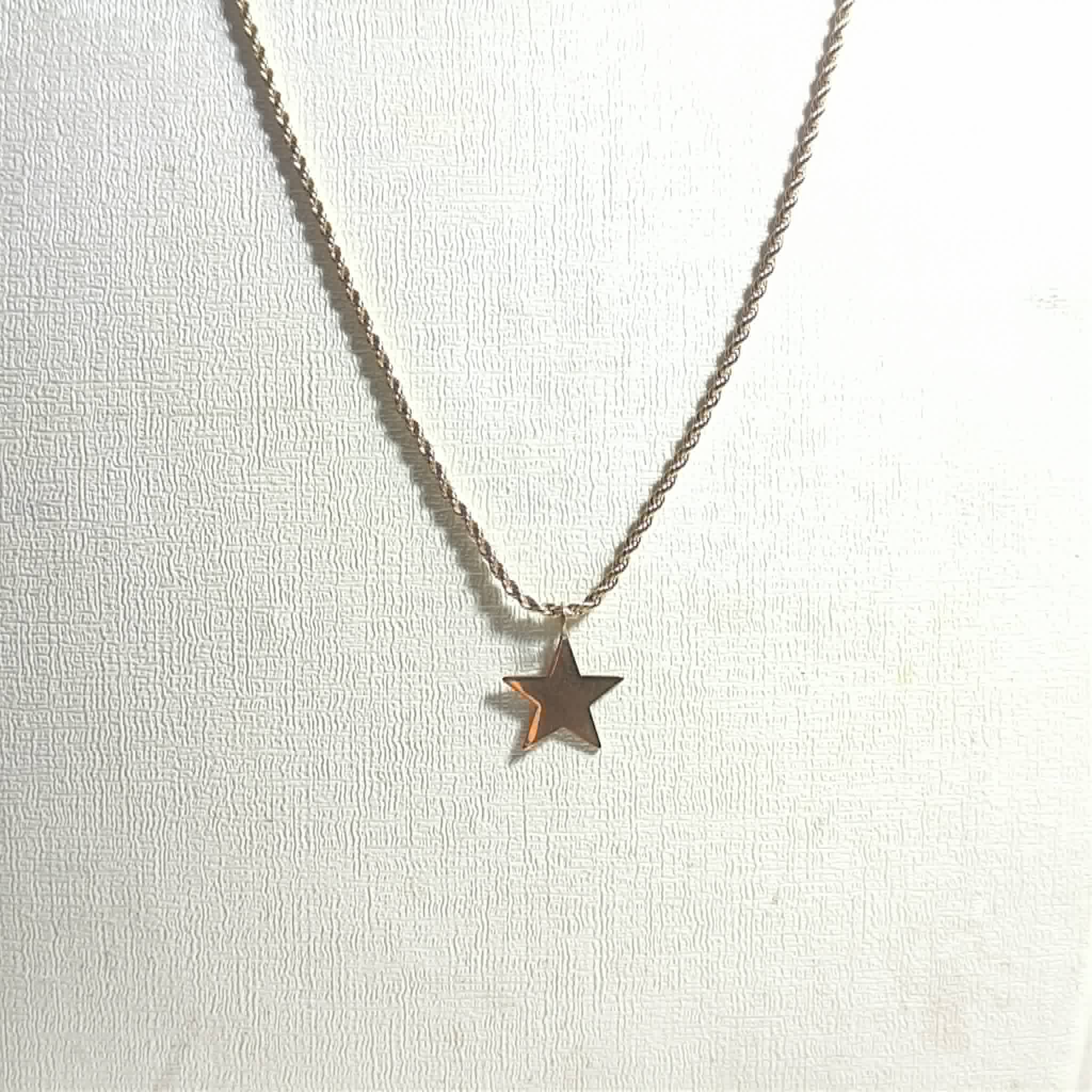 Collier Étoile en Plaqué Or – Style Élégant & Tendance