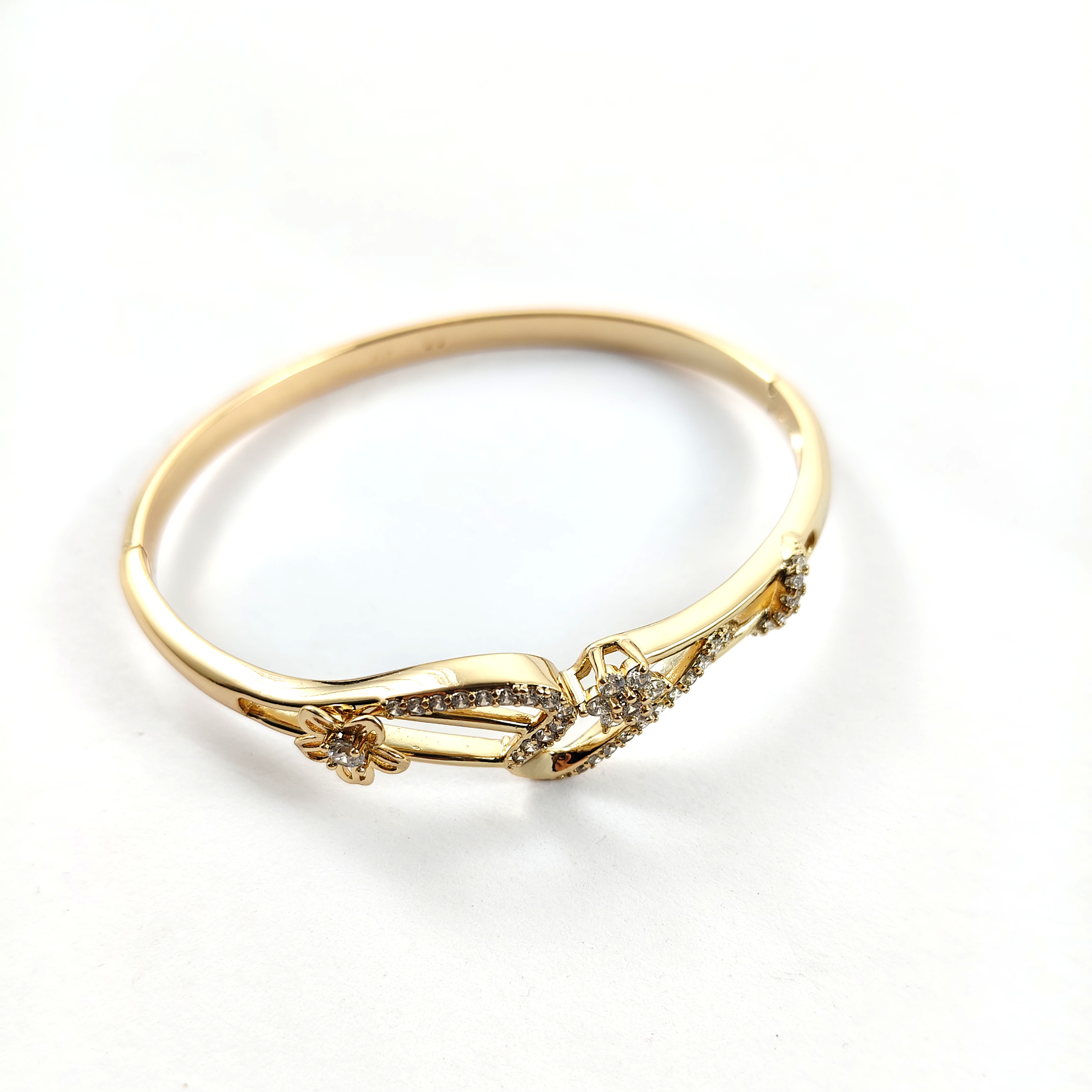 Bracelet Xuping doré avec zirconium – Design fleuri et élégant