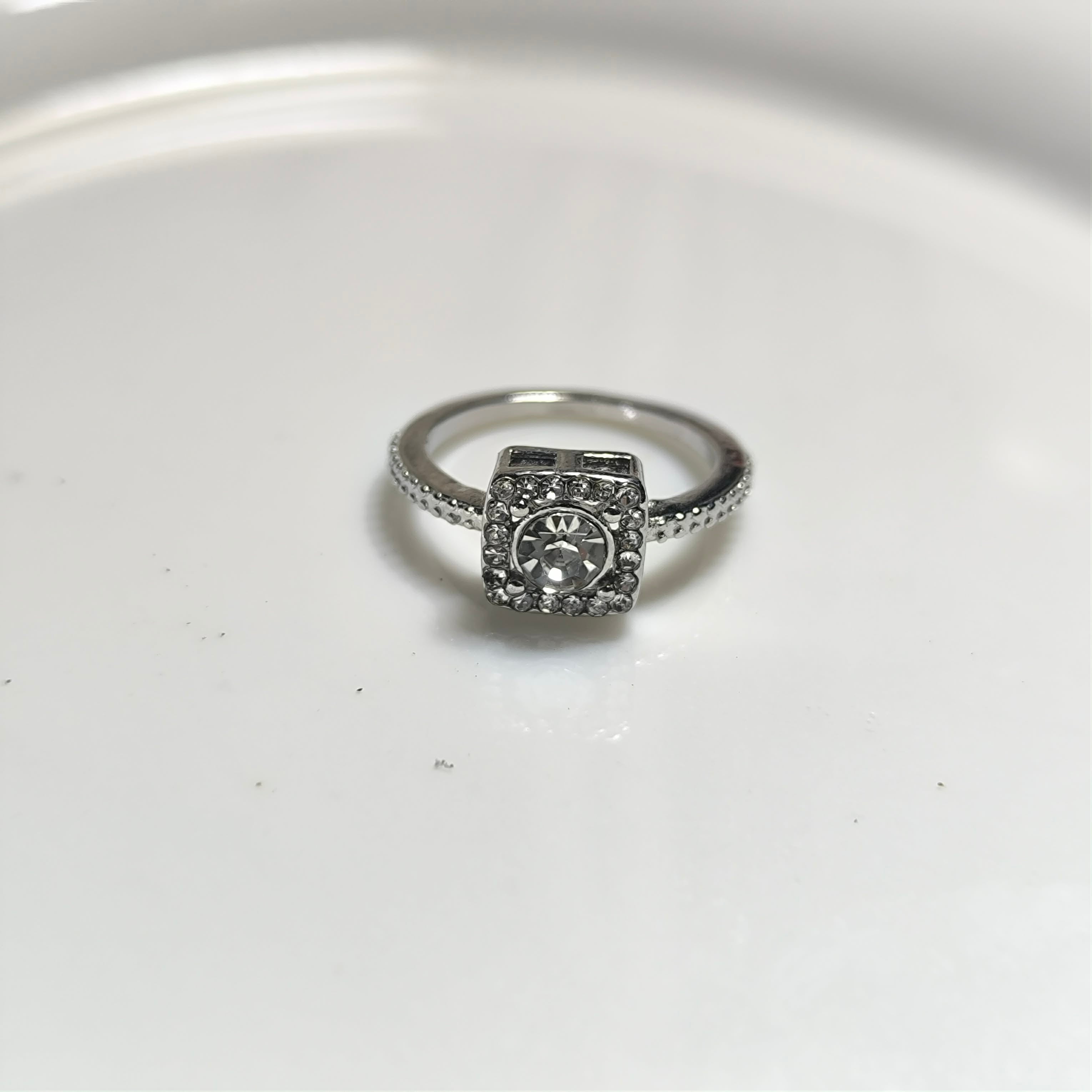 Bague Luxe Argentée en Acier – Cristal Brillant Élégant
