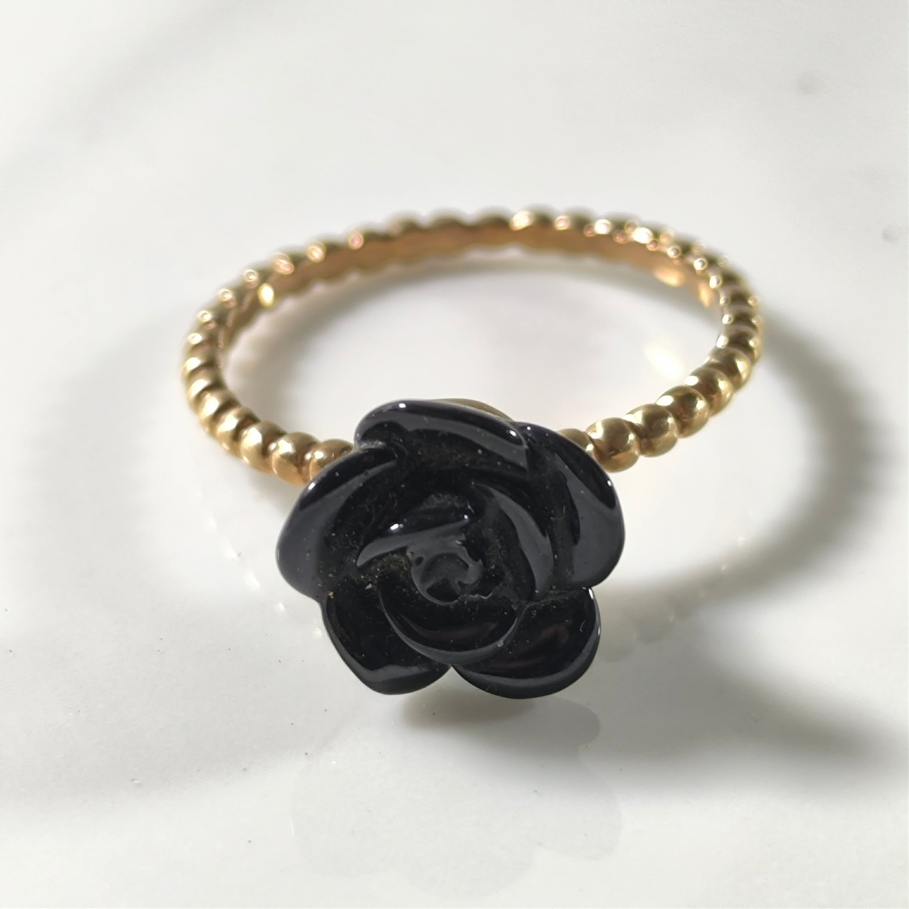 Bague Plaqué Or Élastique avec Fleur Noire – Élégance Moderne