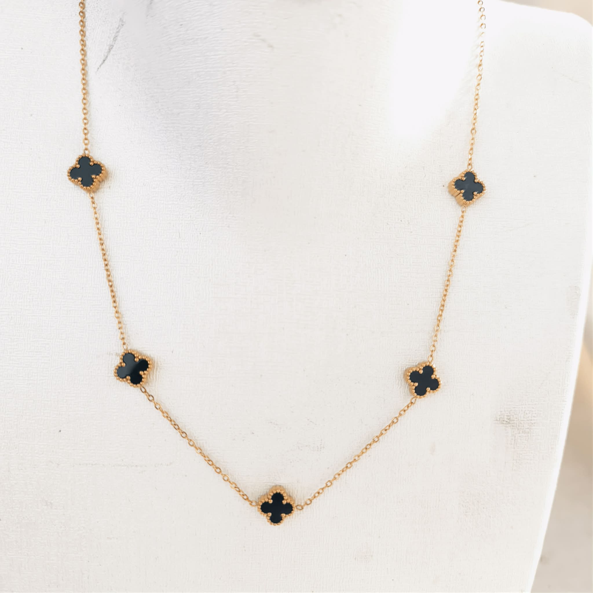 Collier Trèfle Noir en Acier Inoxydable – Style Luxe & Élégance