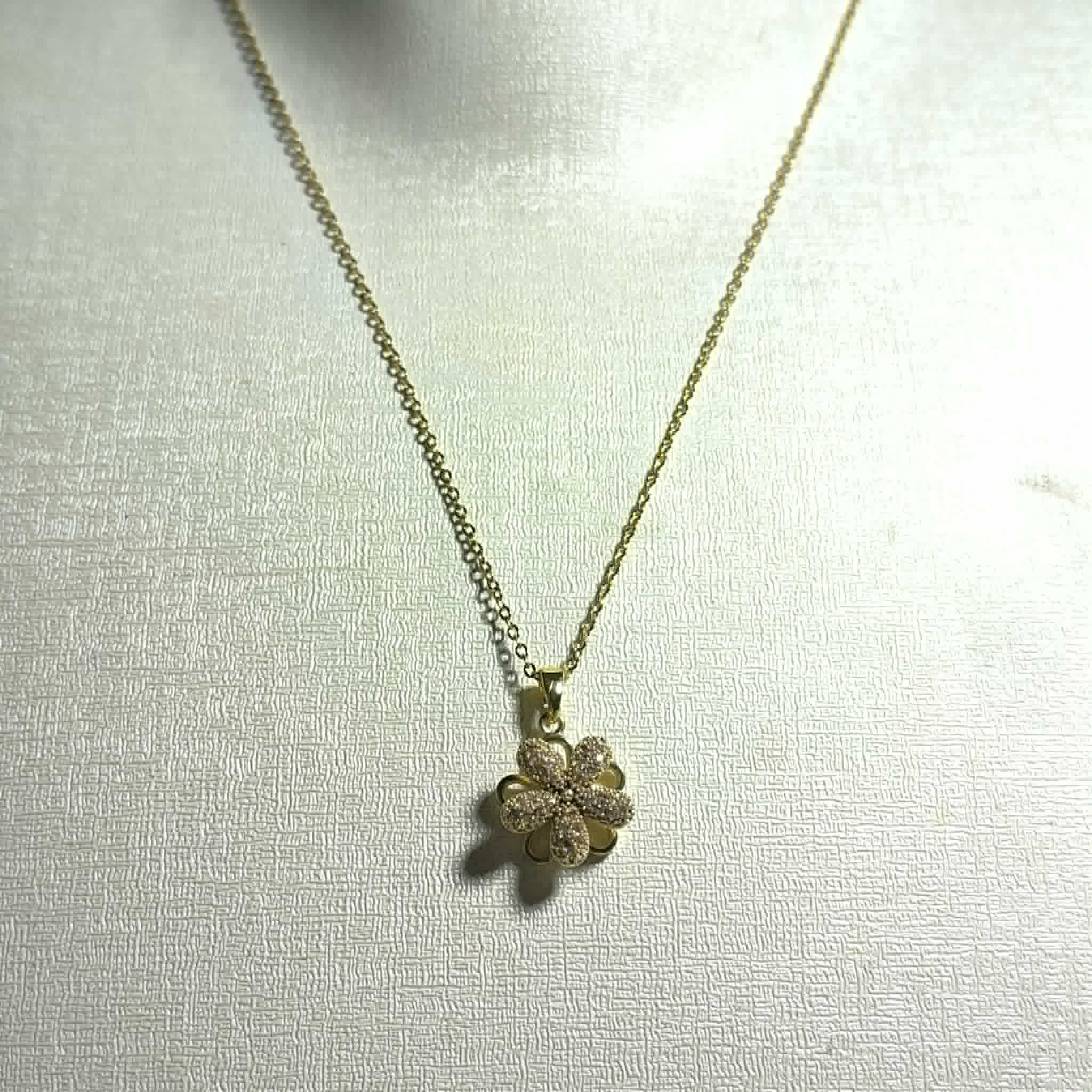 Collier Fleur Doré en Acier Inoxydable – Élégance Brillante