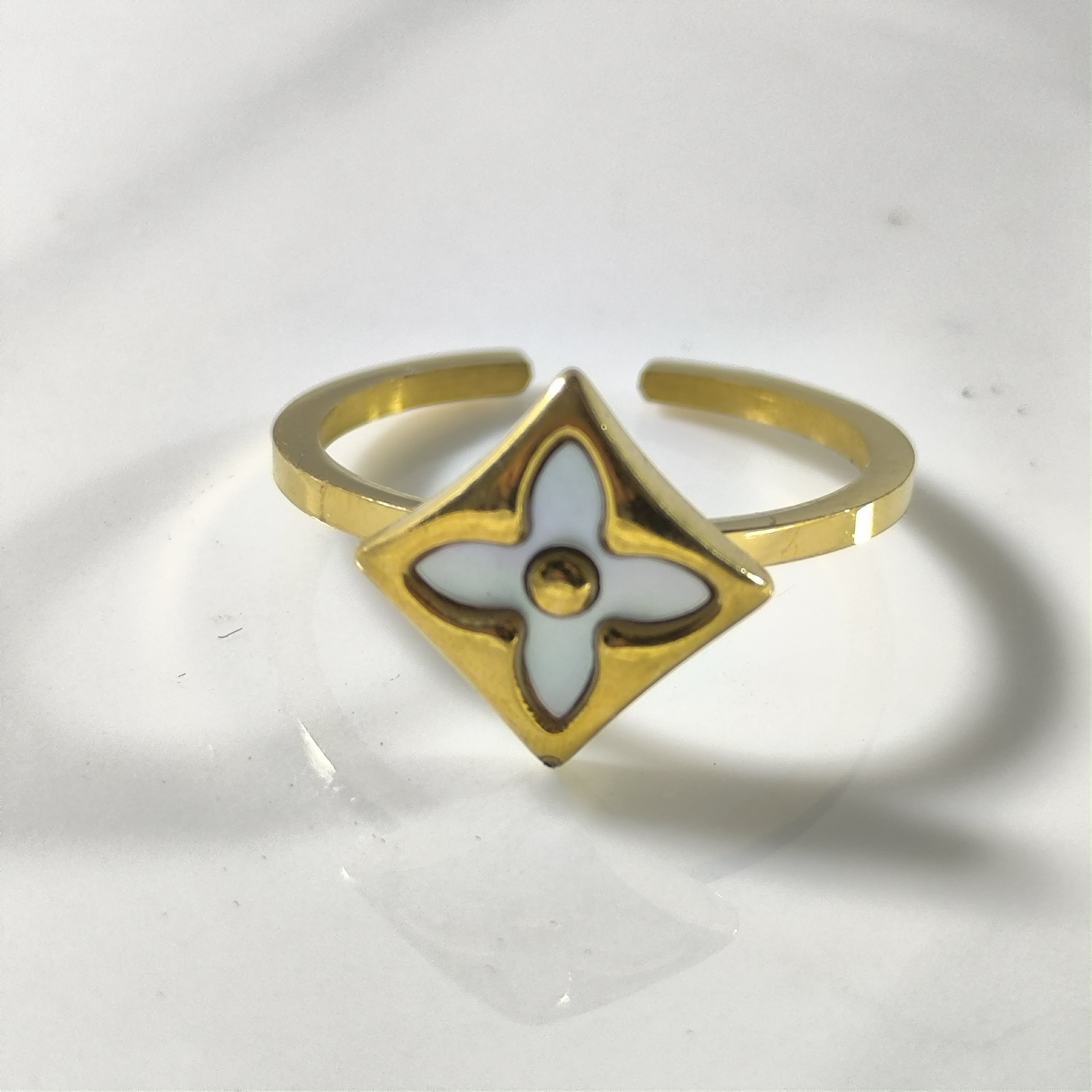Bague Élégante Fleur Blanche en Acier Doré – Style Chic & Moderne
