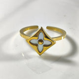 Bague Élégante Fleur Blanche en Acier Doré – Style Chic & Moderne