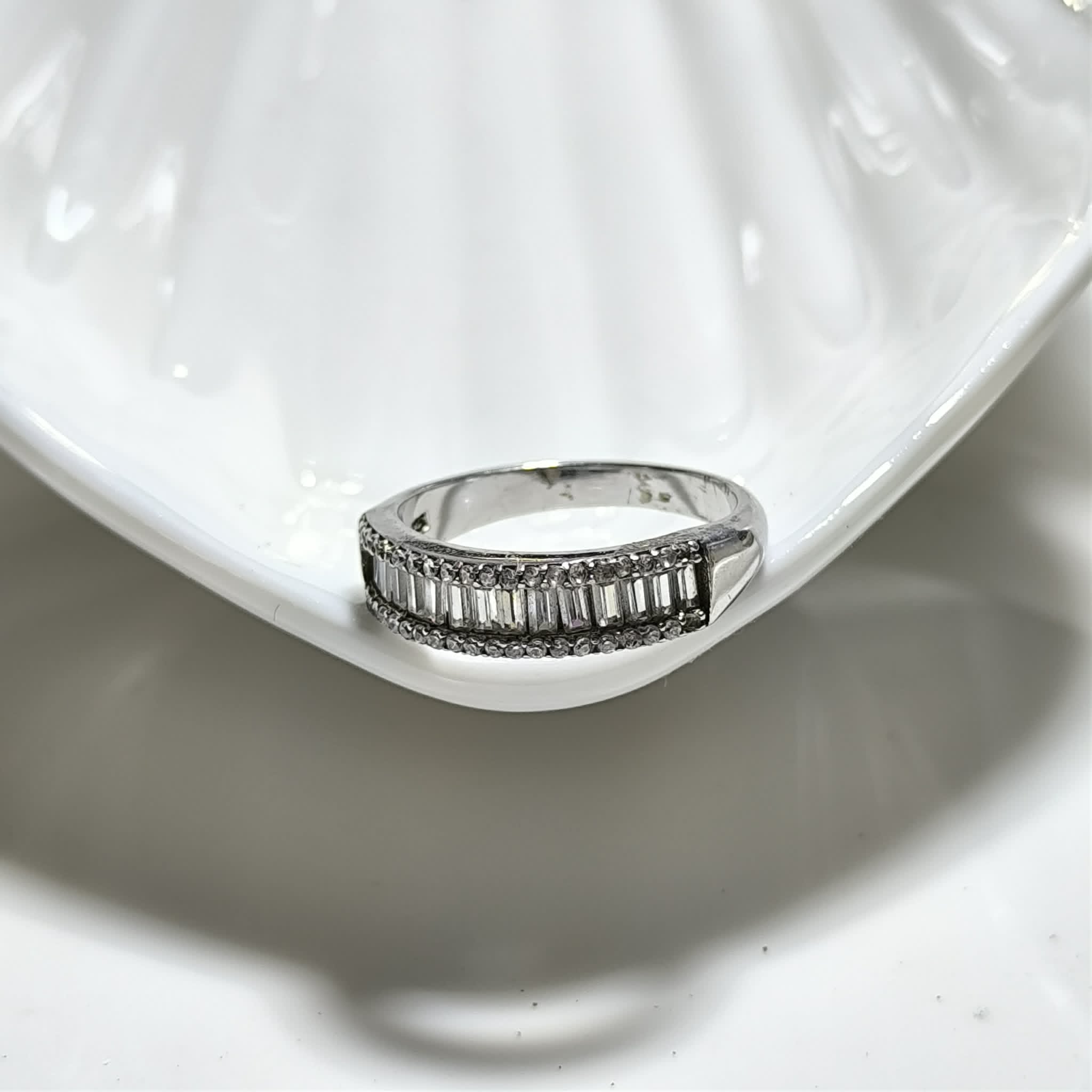 Bague Luxe Éclat en Argent – Zircons Brillants Coupe Baguette