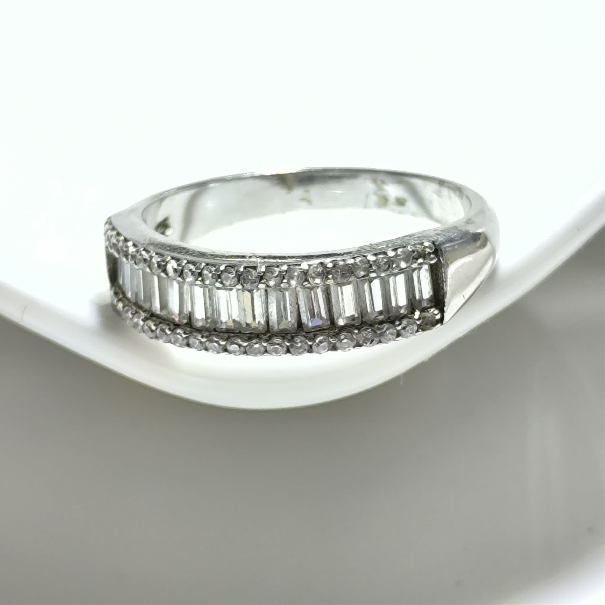 Bague Luxe Éclat en Argent – Zircons Brillants Coupe Baguette