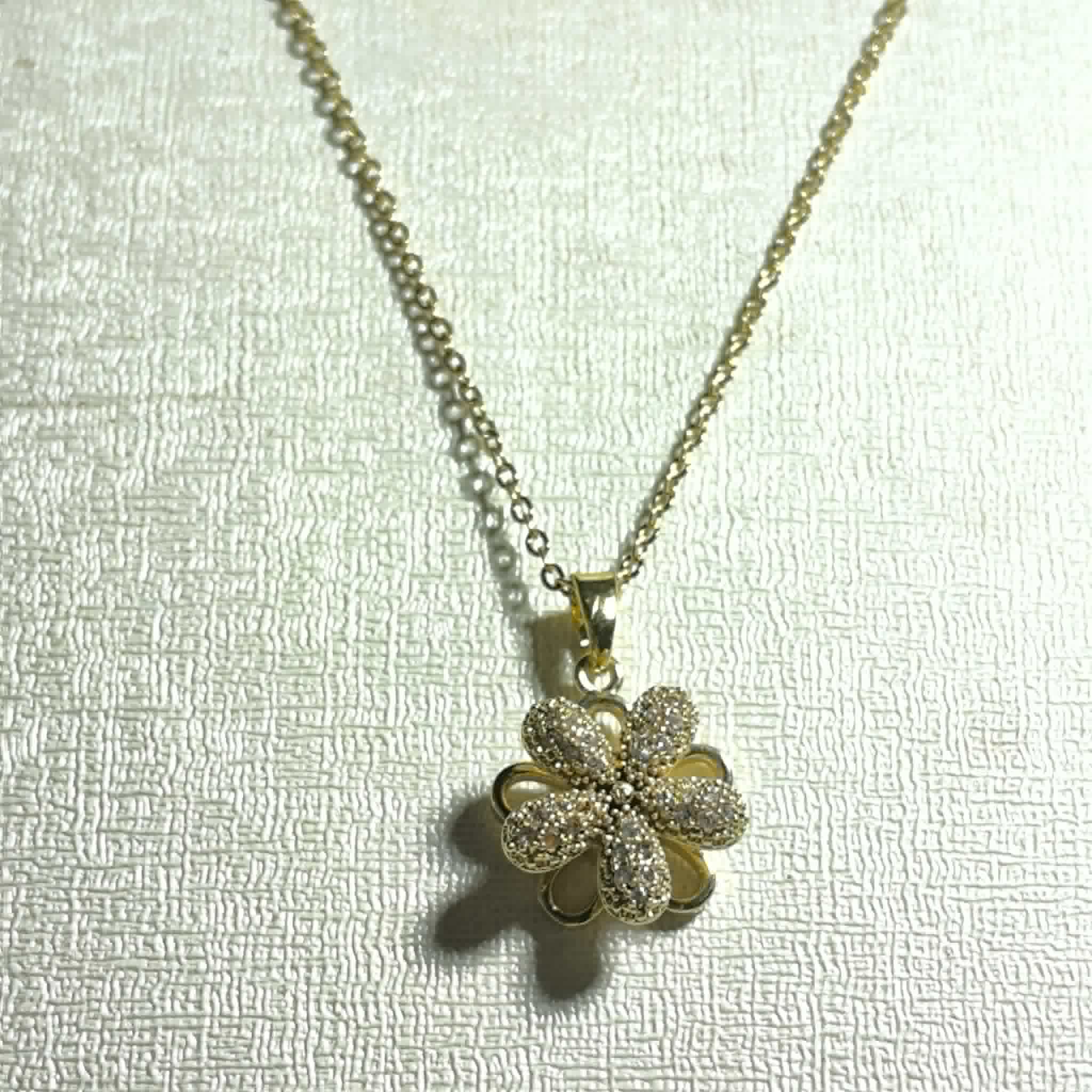 Collier Fleur Doré en Acier Inoxydable – Élégance Brillante
