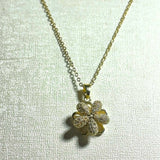 Collier Fleur Doré en Acier Inoxydable – Élégance Brillante