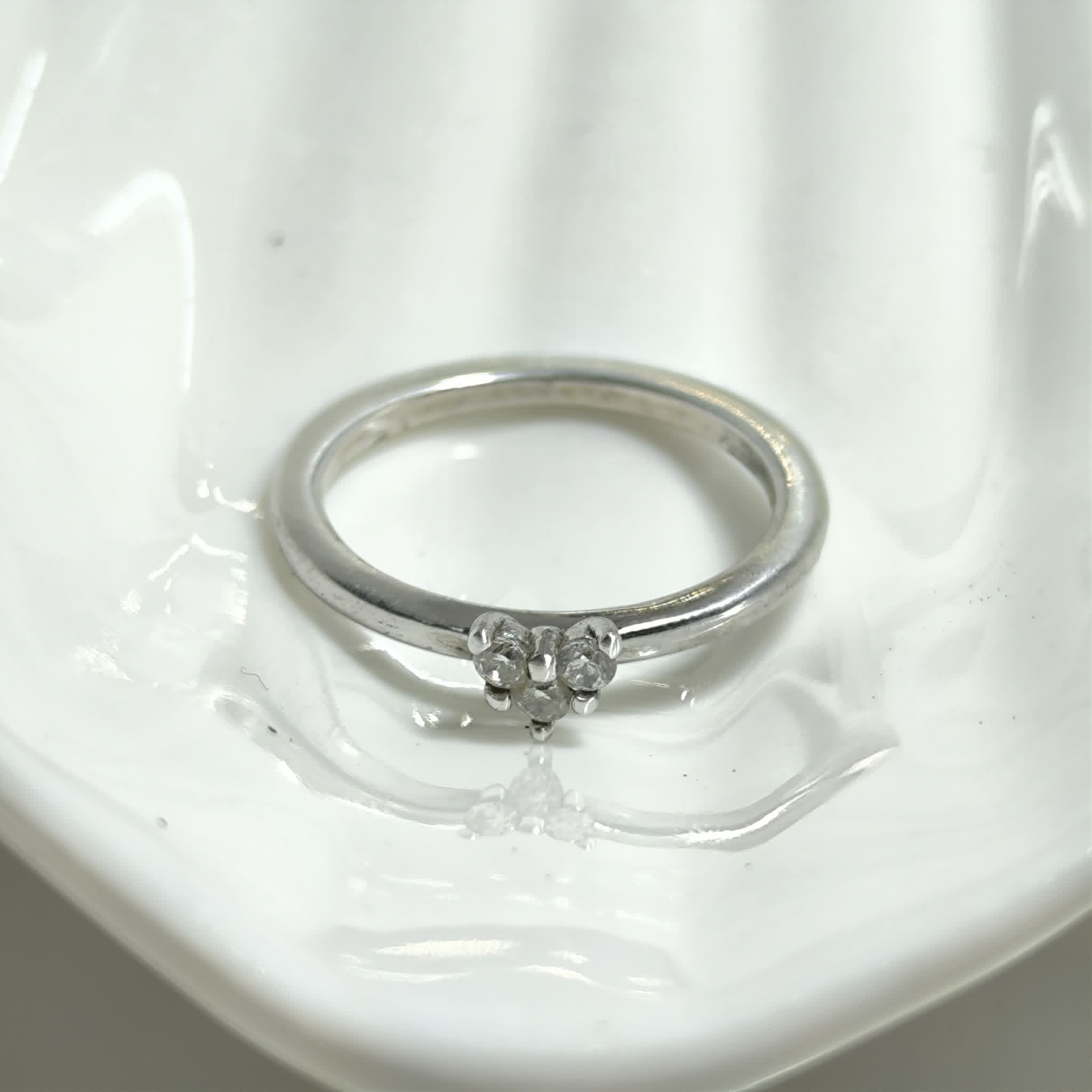 Bague Fine en Argent avec Cristaux – Élégance Minimaliste