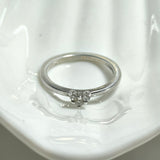 Bague Fine en Argent avec Cristaux – Élégance Minimaliste