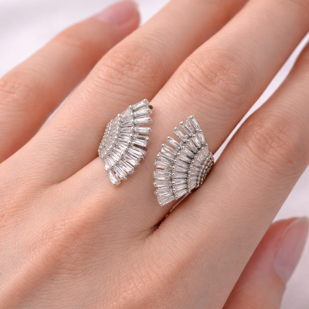 Bague en argent ouverte sertie de zircons baguette – Élégance moderne
