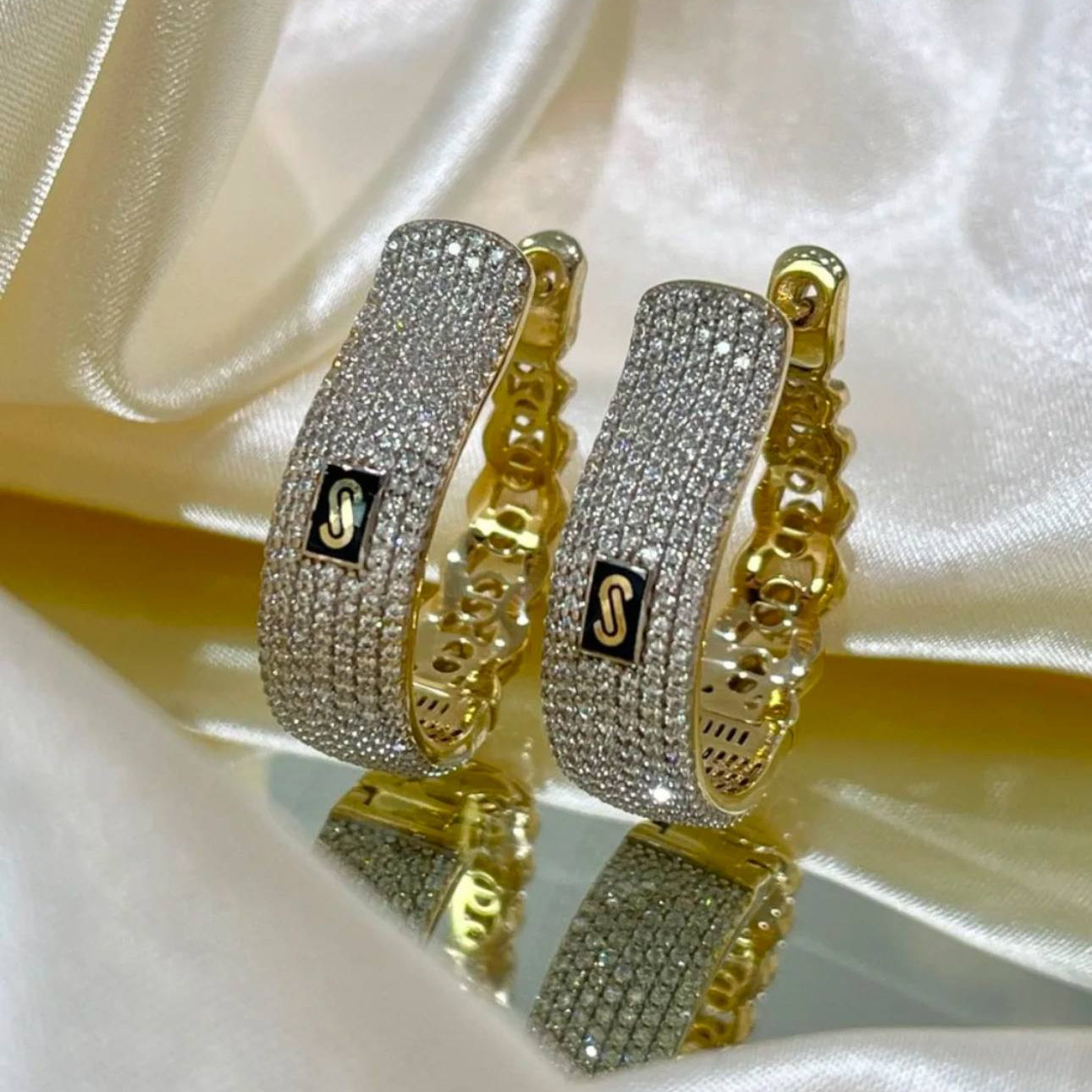 Boucles d’Oreilles Créoles Pavées Dorées – Acier Inoxydable & Strass