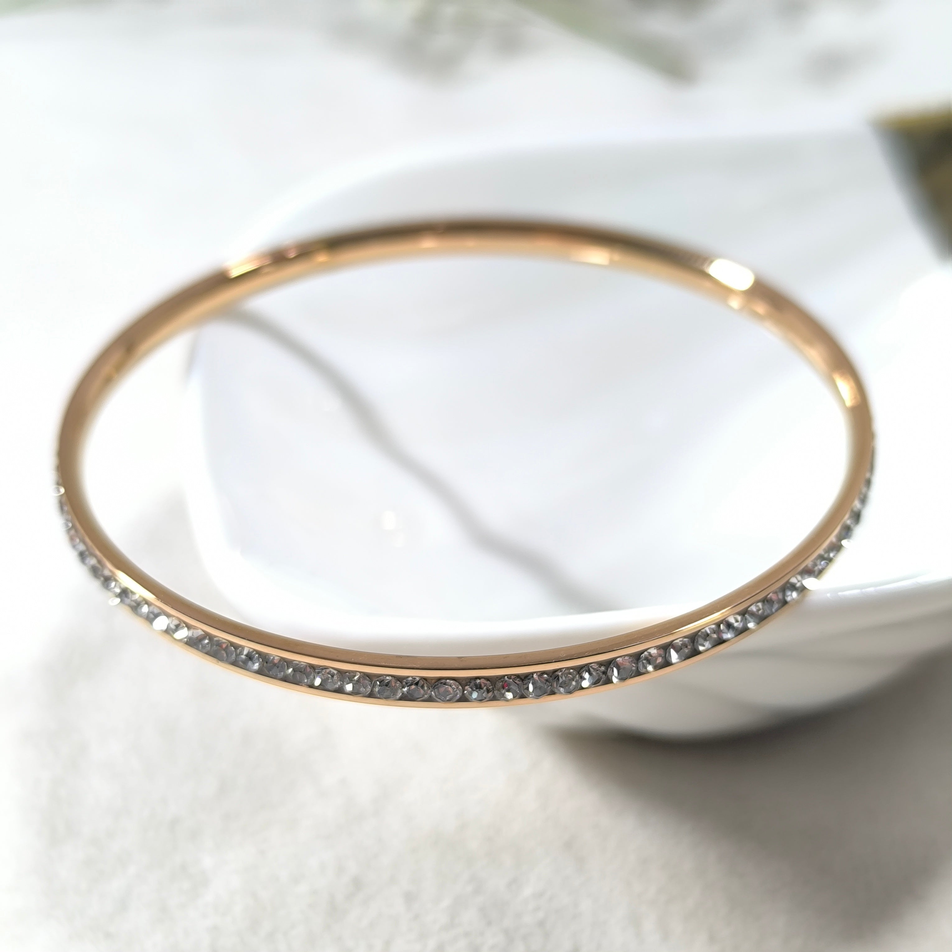 Bracelet Élégance Cristalline – Acier Inoxydable Doré