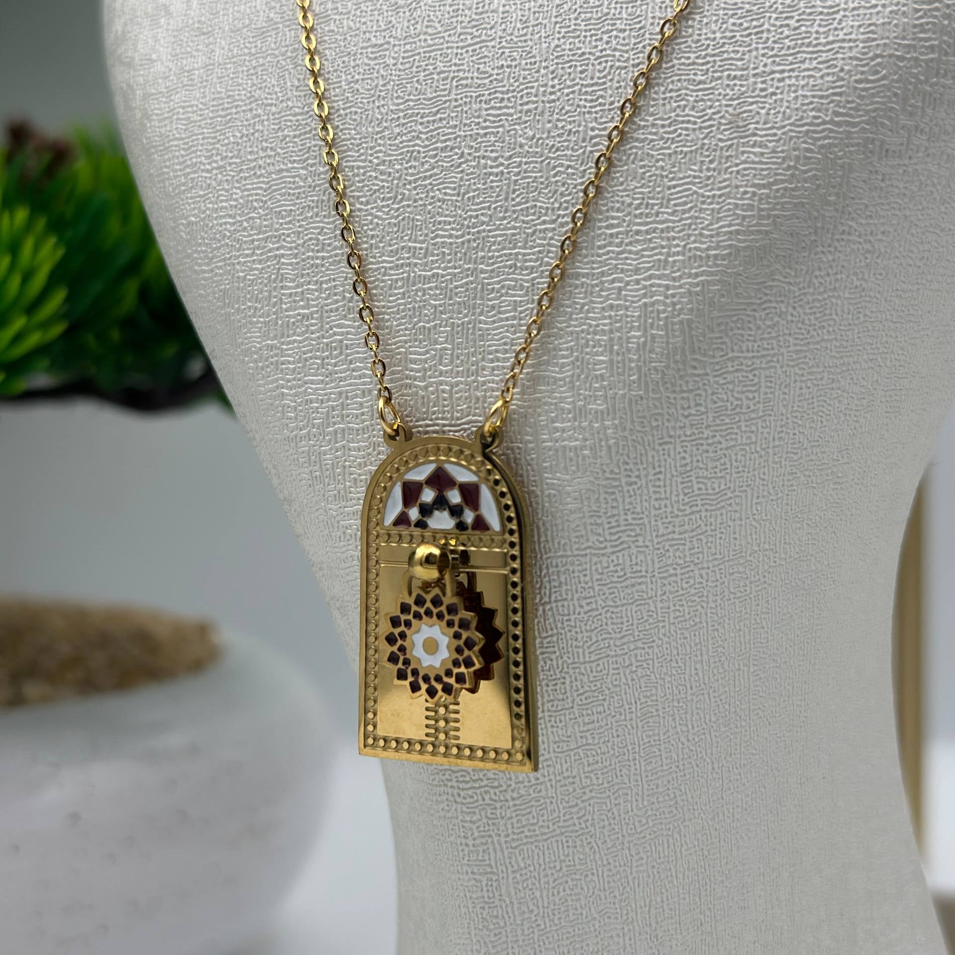 Chaîne Porte Orientale – Collier en Acier Inoxydable Doré Motif Artisanal