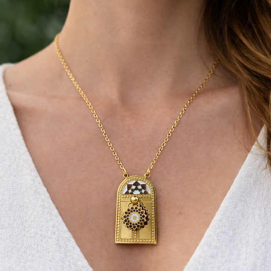 Chaîne Porte Orientale – Collier en Acier Inoxydable Doré Motif Artisanal