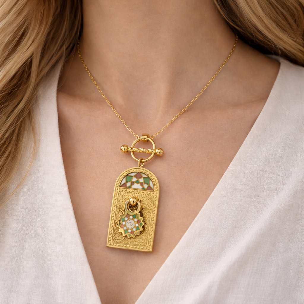 Chaîne Porte Traditionnel – Collier en Acier Inoxydable Doré au Motif Oriental