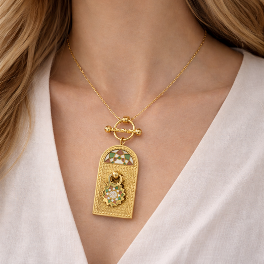 Chaîne Porte Traditionnel – Collier en Acier Inoxydable Doré au Motif Oriental