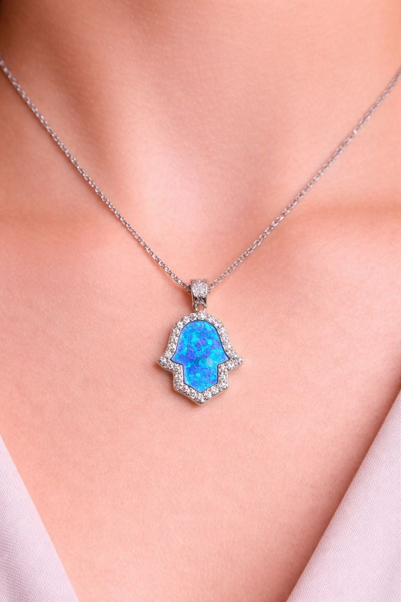 Chaîne Main de Fatma – Argent Rhodié & Opale Bleue Scintillante
