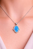 Chaîne Main de Fatma – Argent Rhodié & Opale Bleue Scintillante