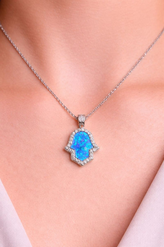 Chaîne Main de Fatma – Argent Rhodié & Opale Bleue Scintillante