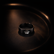 Bague Homme Noir Royal – Couronne Gravée Minimaliste