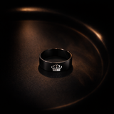 Bague Homme Noir Royal – Couronne Gravée Minimaliste
