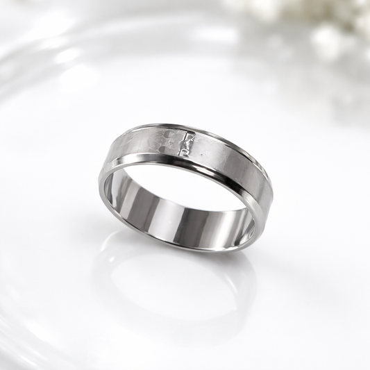 Alliance Argentée Martelée – Style Moderne Minimaliste