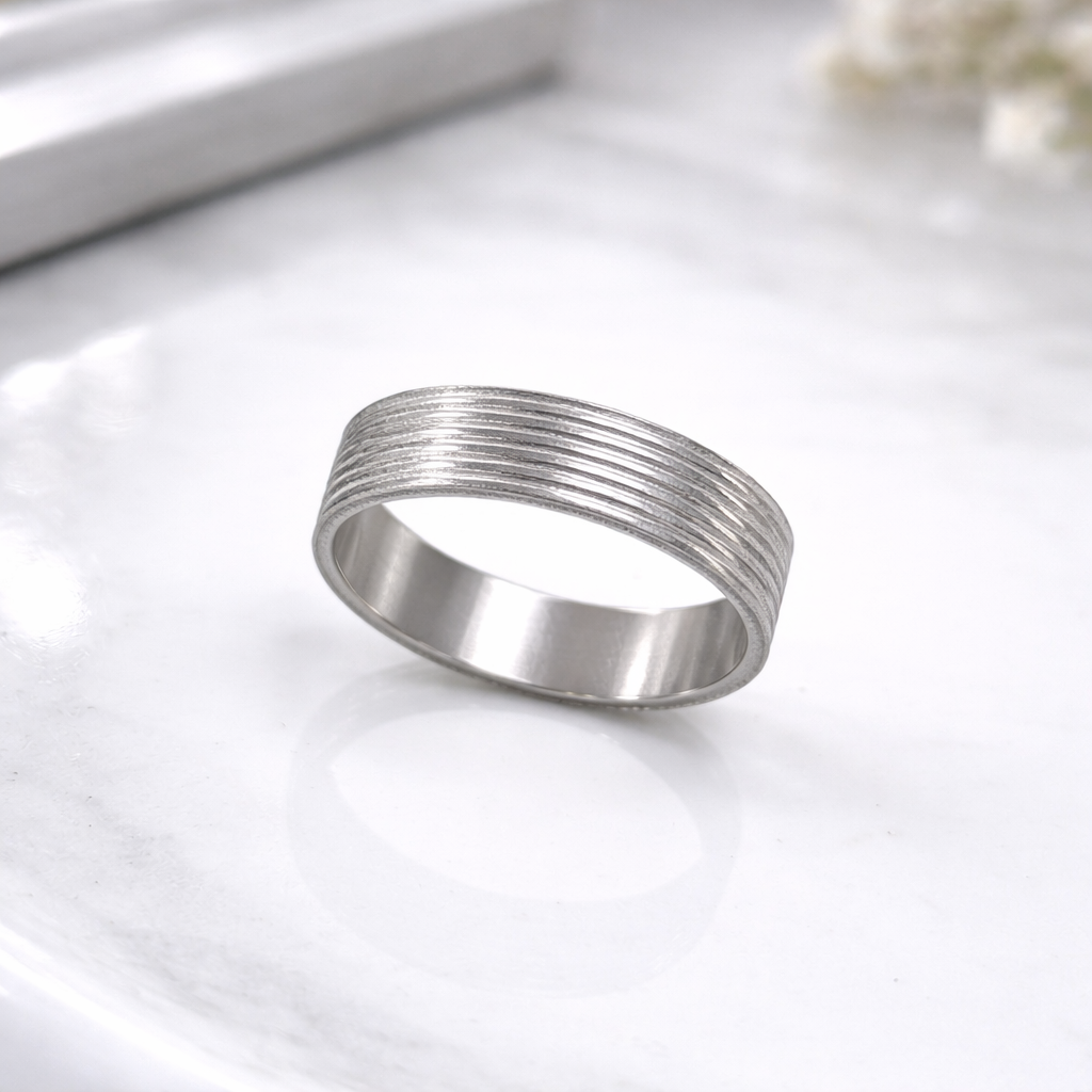 Bague Argentée Texturée – Élégance Moderne