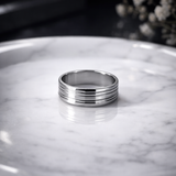 Bague Élégance Signature – Finition Argentée Luxe