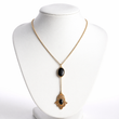 Collier Élégant Doré avec Pierre Noire & Pendentif Main de Fatma