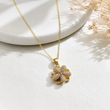 Collier Fleur Doré en Acier Inoxydable – Élégance Brillante