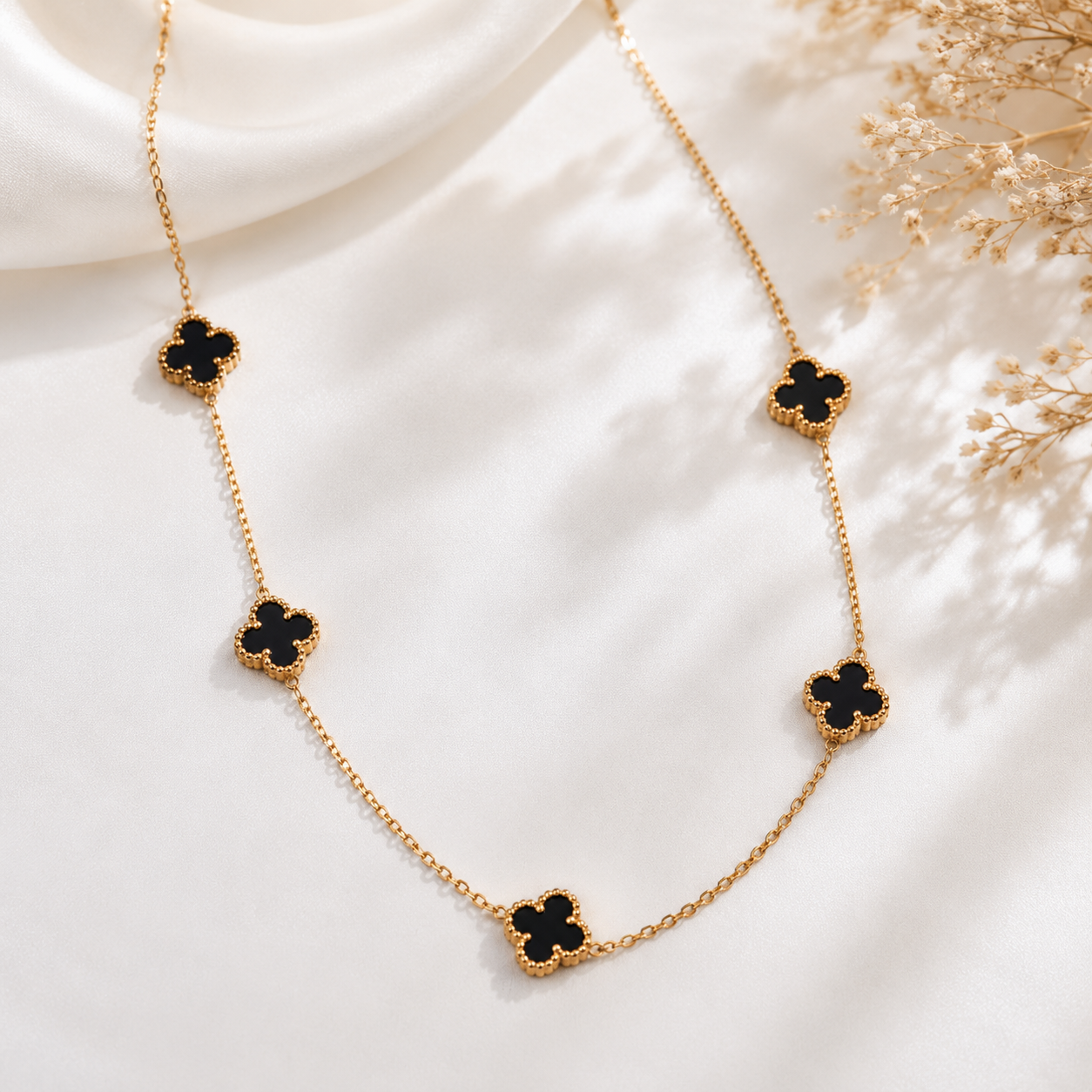 Collier Trèfle Noir en Acier Inoxydable – Style Luxe & Élégance