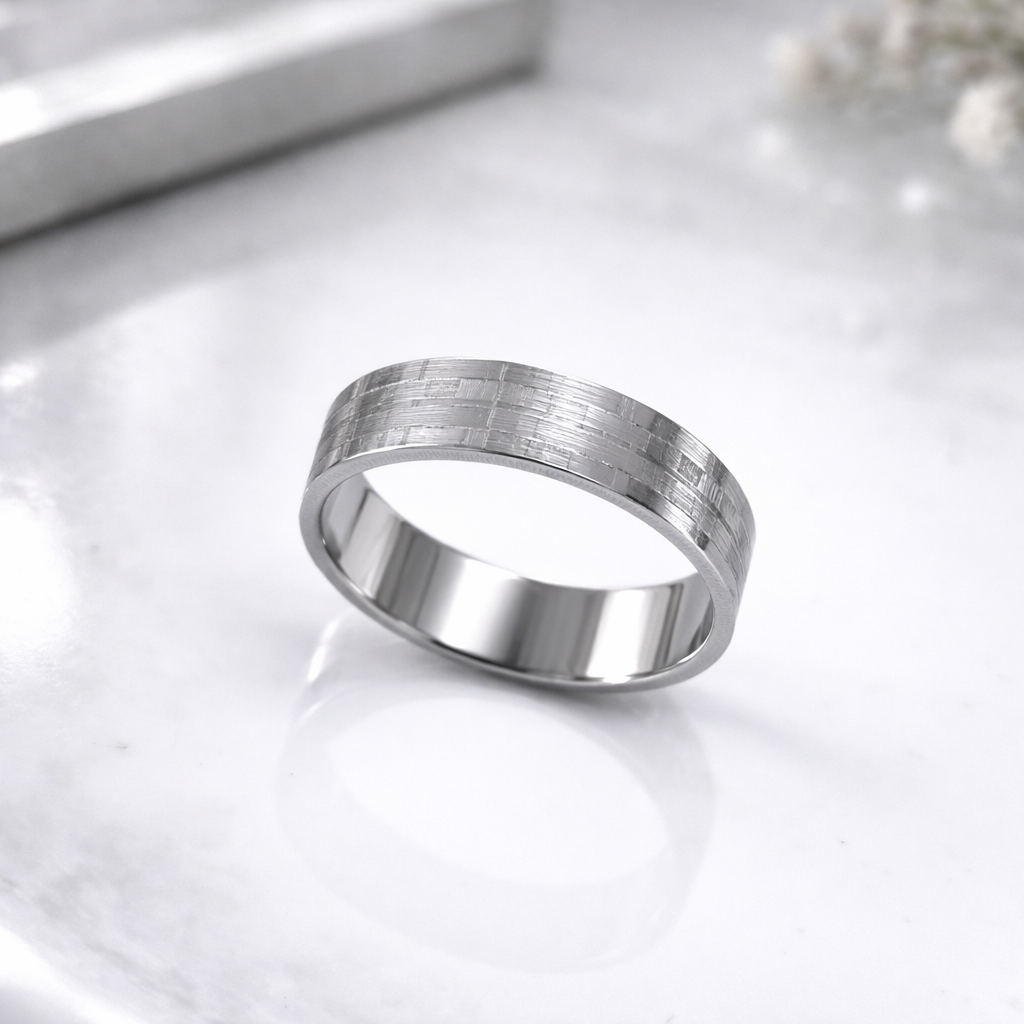 Bague Homme Argentée – Design Moderne Texturé