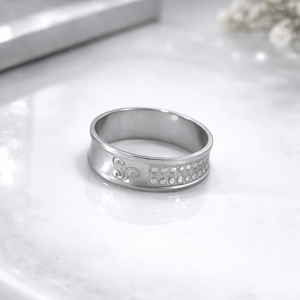 Bague Homme Argentée Gravée – Style Moderne & Élégance Discrète